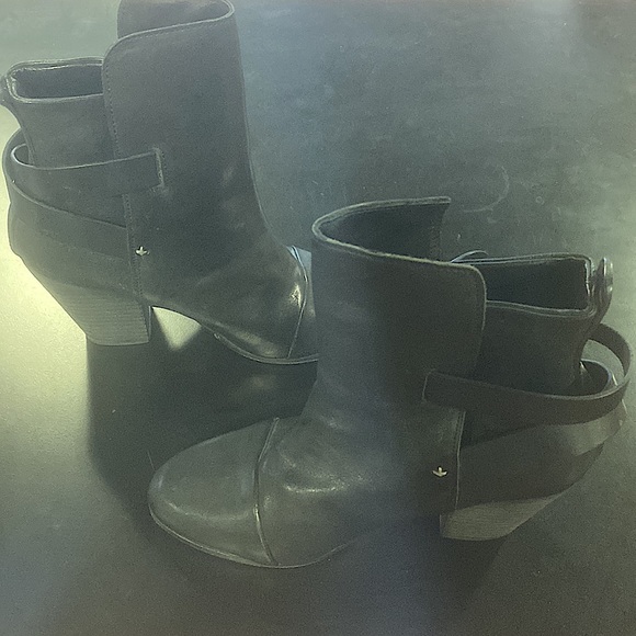 The RealReal Black Heeled Boots in size 7 US Womens in color Black - Picture 2 of 3